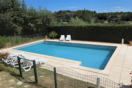 Vue d&eacute;gag&eacute;e sur la campagne environnante depuis la piscine.