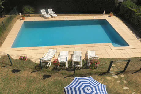 Une barri&egrave;re m&eacute;tallique  entoure la piscine. L'acc&egrave;s est r&eacute;alis&eacute; par un portillon &agrave; double verrous.