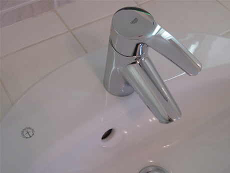 Le lavabo est &eacute;quip&eacute; d'un robinet mitigeur (mono-commande)