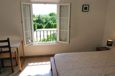La fen&ecirc;tre de la grande chambre est orient&eacute;e au sud-ouest.