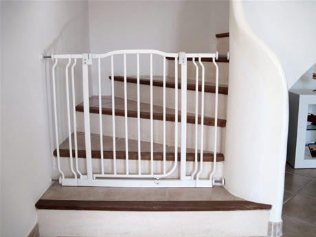 Une barri&egrave;re pour emp&ecirc;cher b&eacute;b&eacute; de monter les escaliers &agrave; quatre pattes...